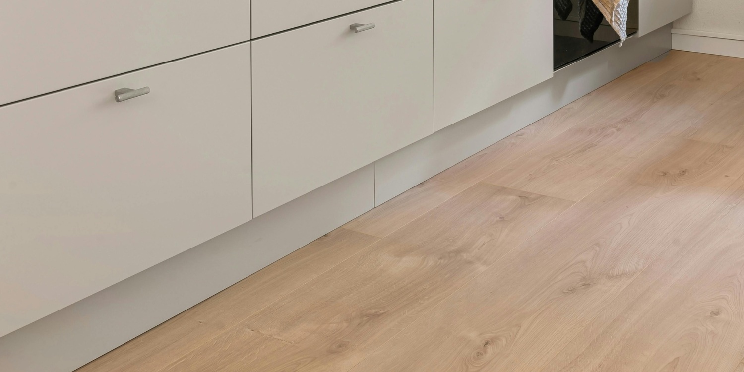 Top 5 veekindlat põrandakatet – ideaalne valik kööki ja esikusse